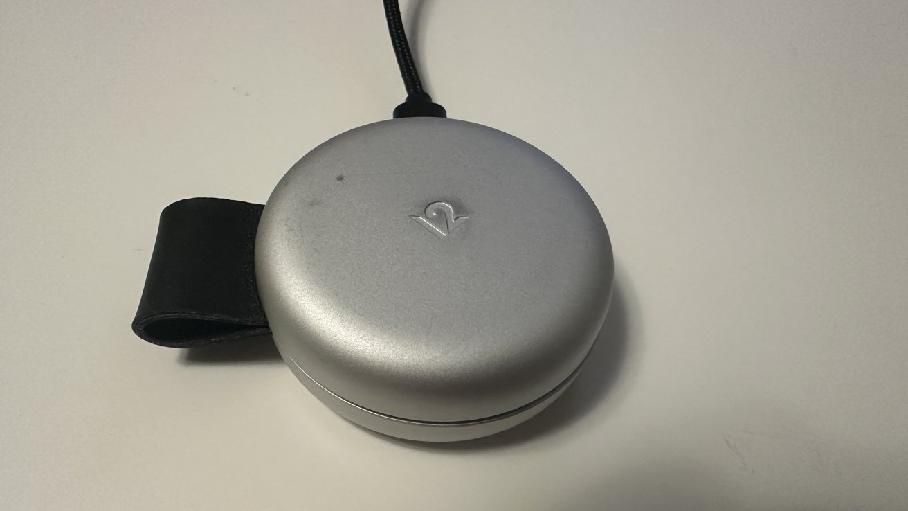 Зарядное устройство Butterfly 2-в-1 MagSafe — со временем на алюминиевой пластине накапливается износ.