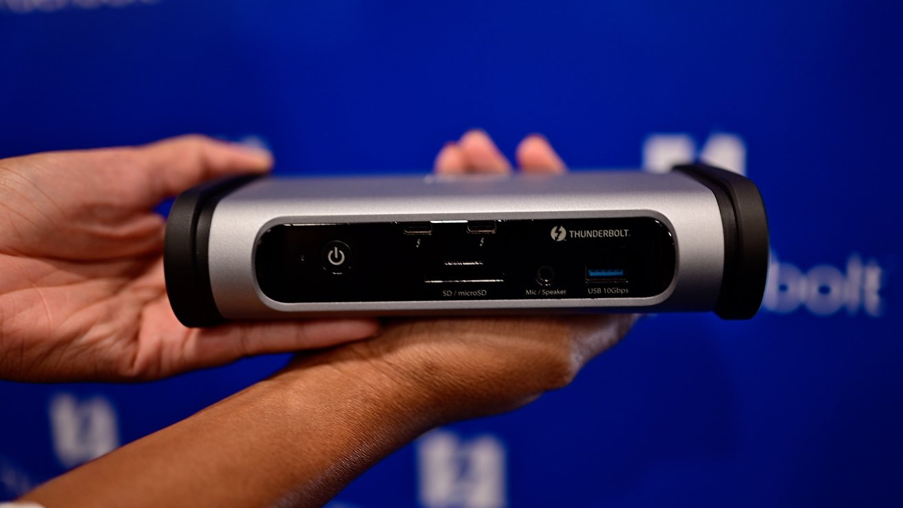 Кто-то держит док-станцию J5create Thunderbolt 5