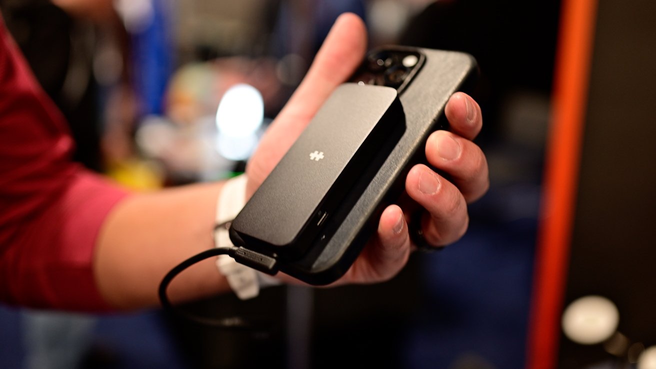 Магнитный корпус SSD от Hyper на задней панели iPhone