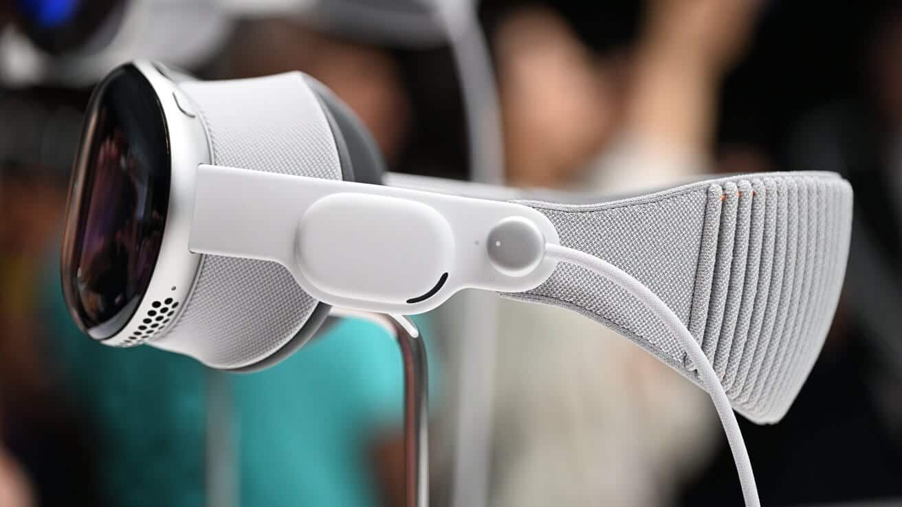 Дискуссии об Apple Vision Pro разделились: некоторые называют его инструментом разработки