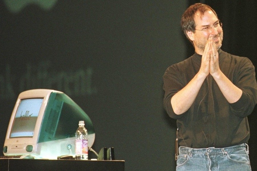 Стив Джобс запускает самый первый iMac в 1998 году.