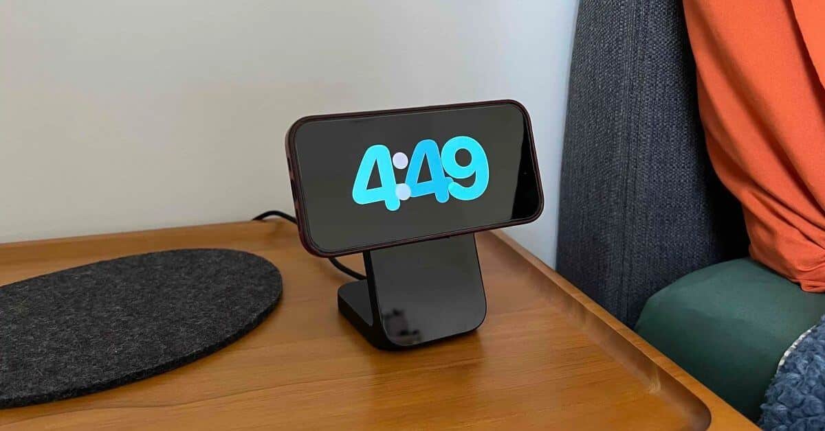 Nomad выпускает премиальную подставку Qi2 для iPhone в черном или белом/серебристом цветах