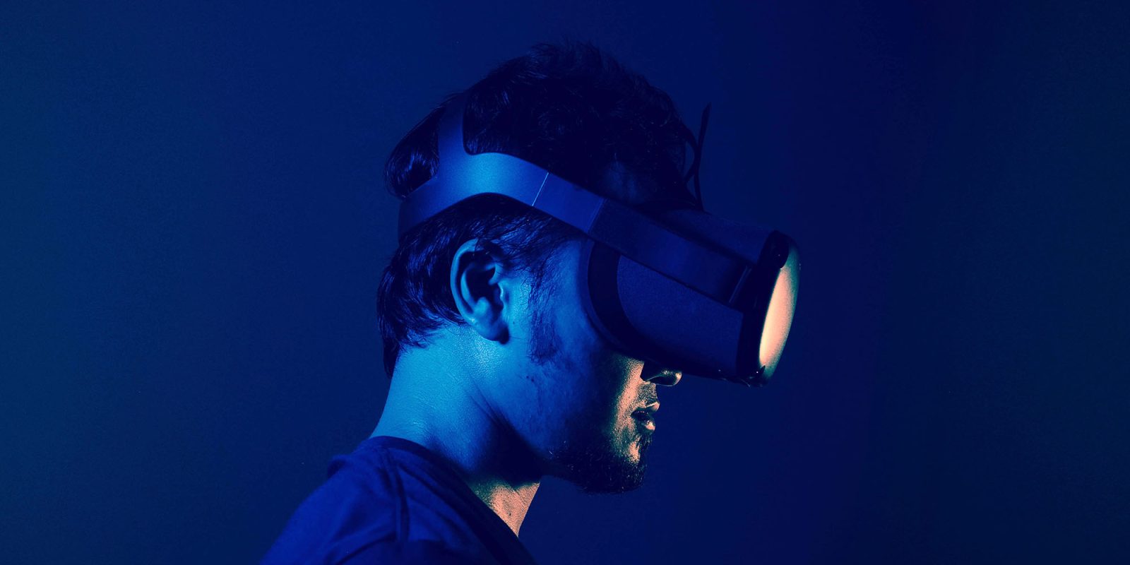 Конкуренты Vision Pro уже в пути | Иллюстративное изображение гарнитуры в затемненной комнате