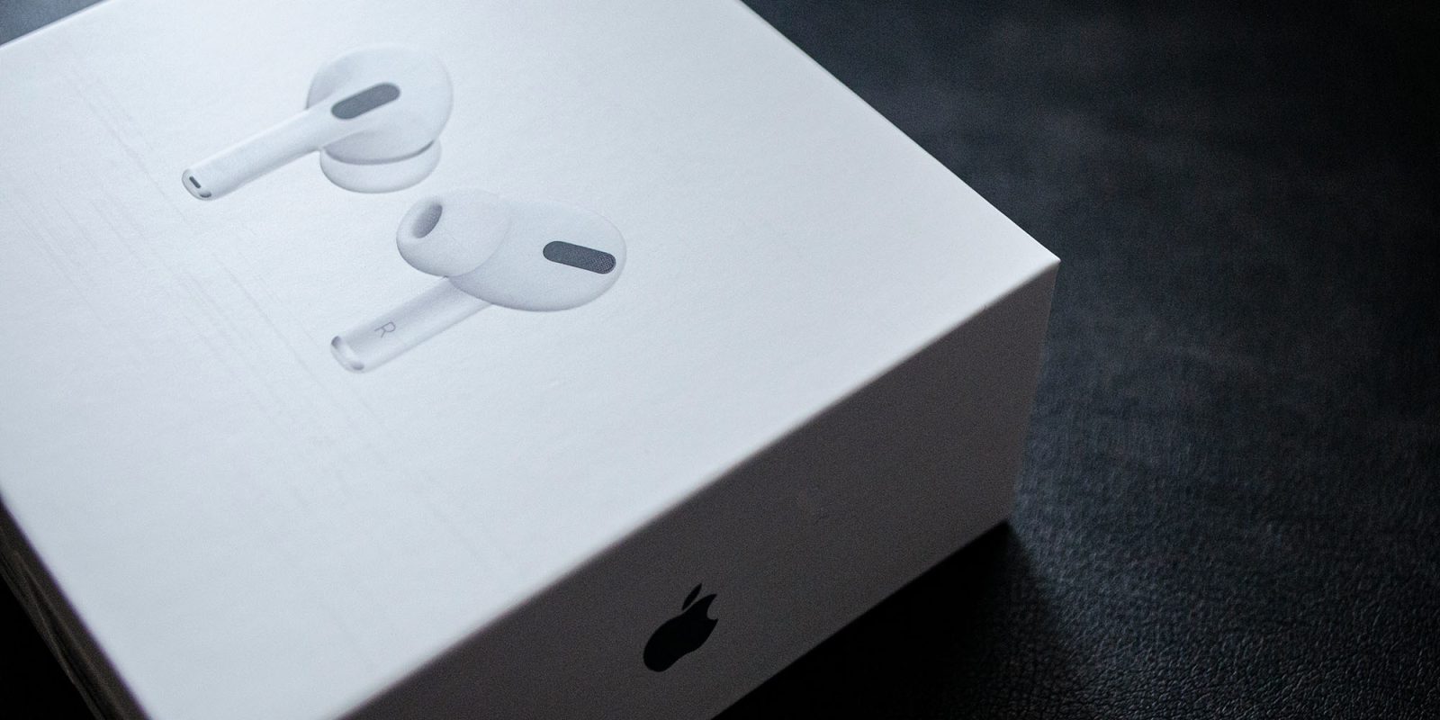 Поддельные AirPods |  Показана настоящая коробка