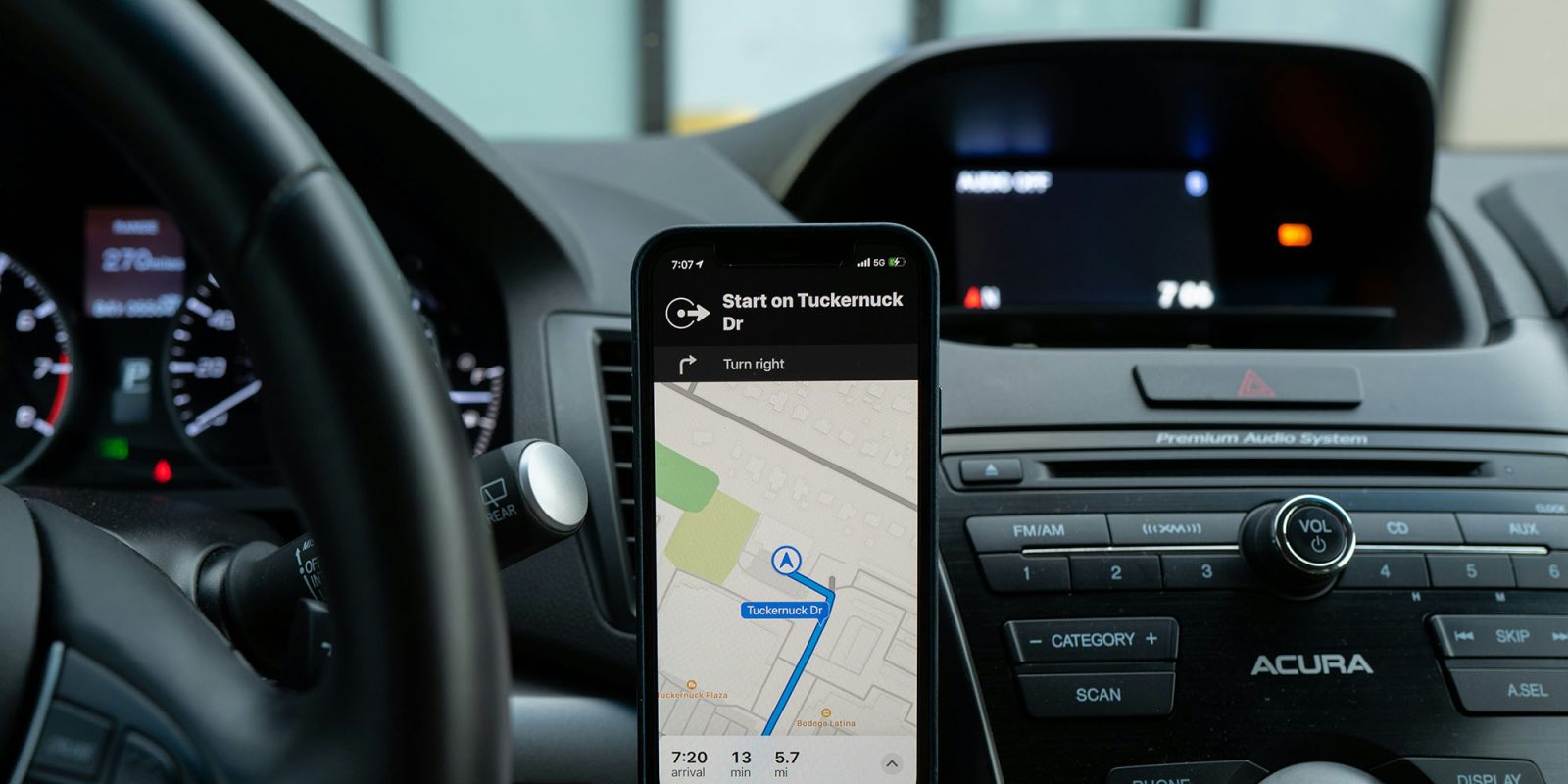 Ошибки Apple Maps |  Приложение на iPhone на приборной панели