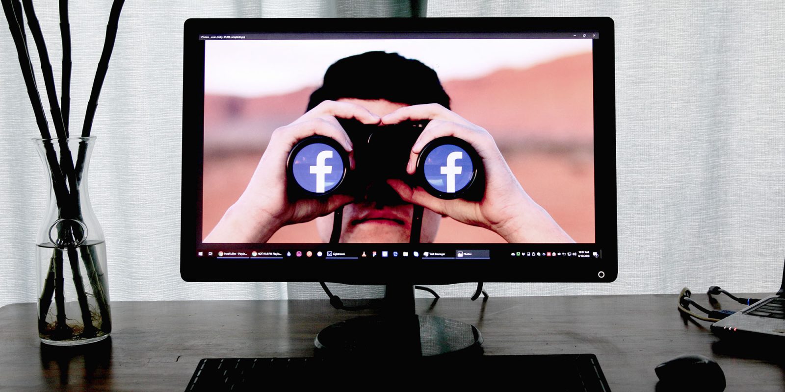 Сбор данных Facebook |  Бинокль с логотипом Facebook в линзах