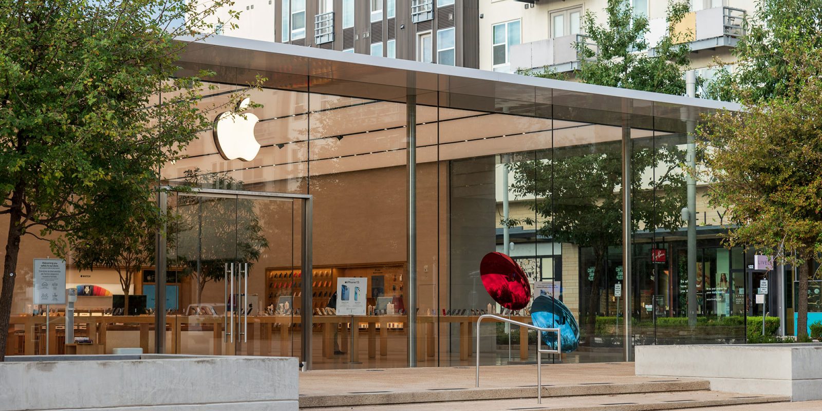 Еще один рекорд iPhone |  Фасад Apple Store