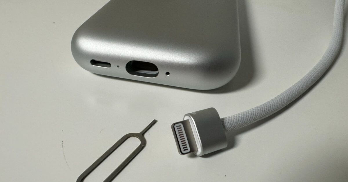 Кабель аккумулятора Apple Vision Pro можно снять с помощью инструмента для извлечения SIM-карты.