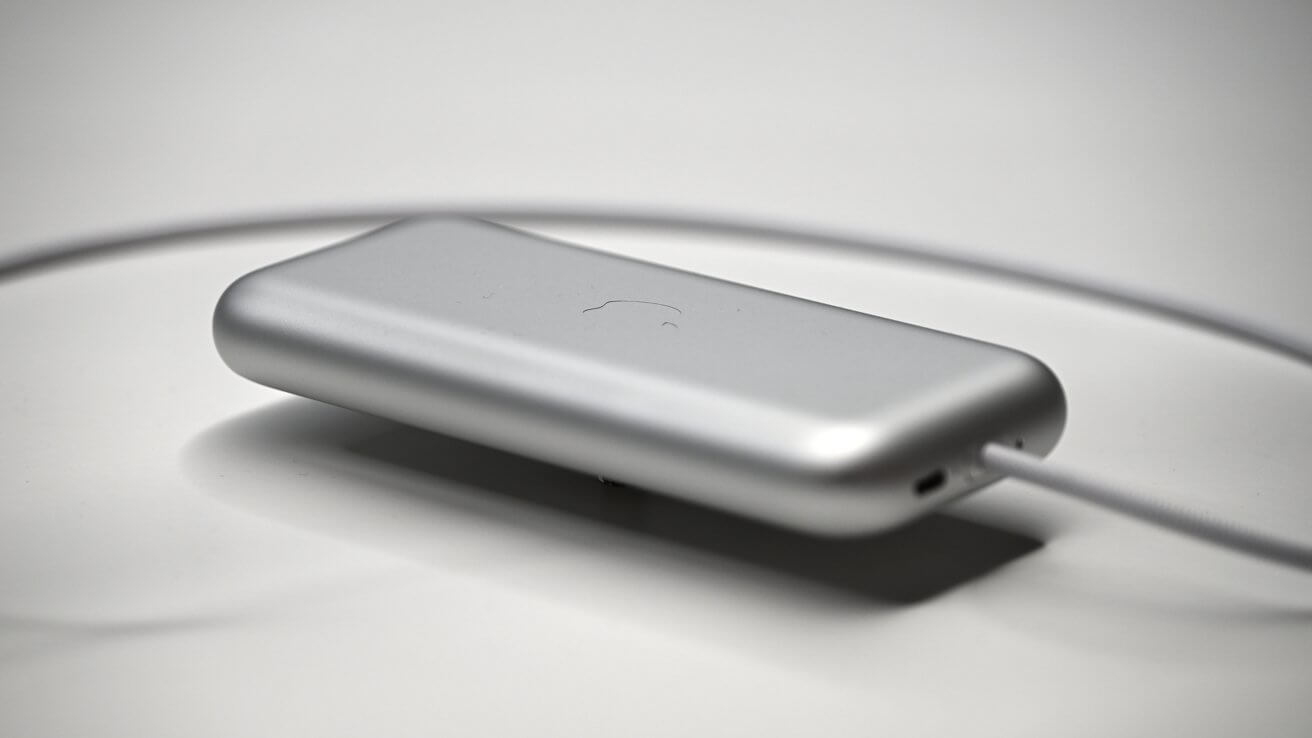 Кабель аккумулятора Apple Vision Pro можно снять с помощью инструмента для извлечения SIM-карты.