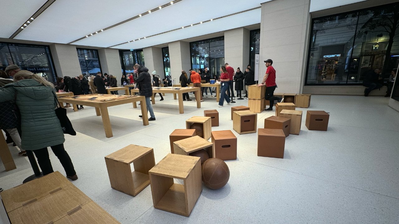 В магазине было около дюжины характерных деревянных табуретов Apple.