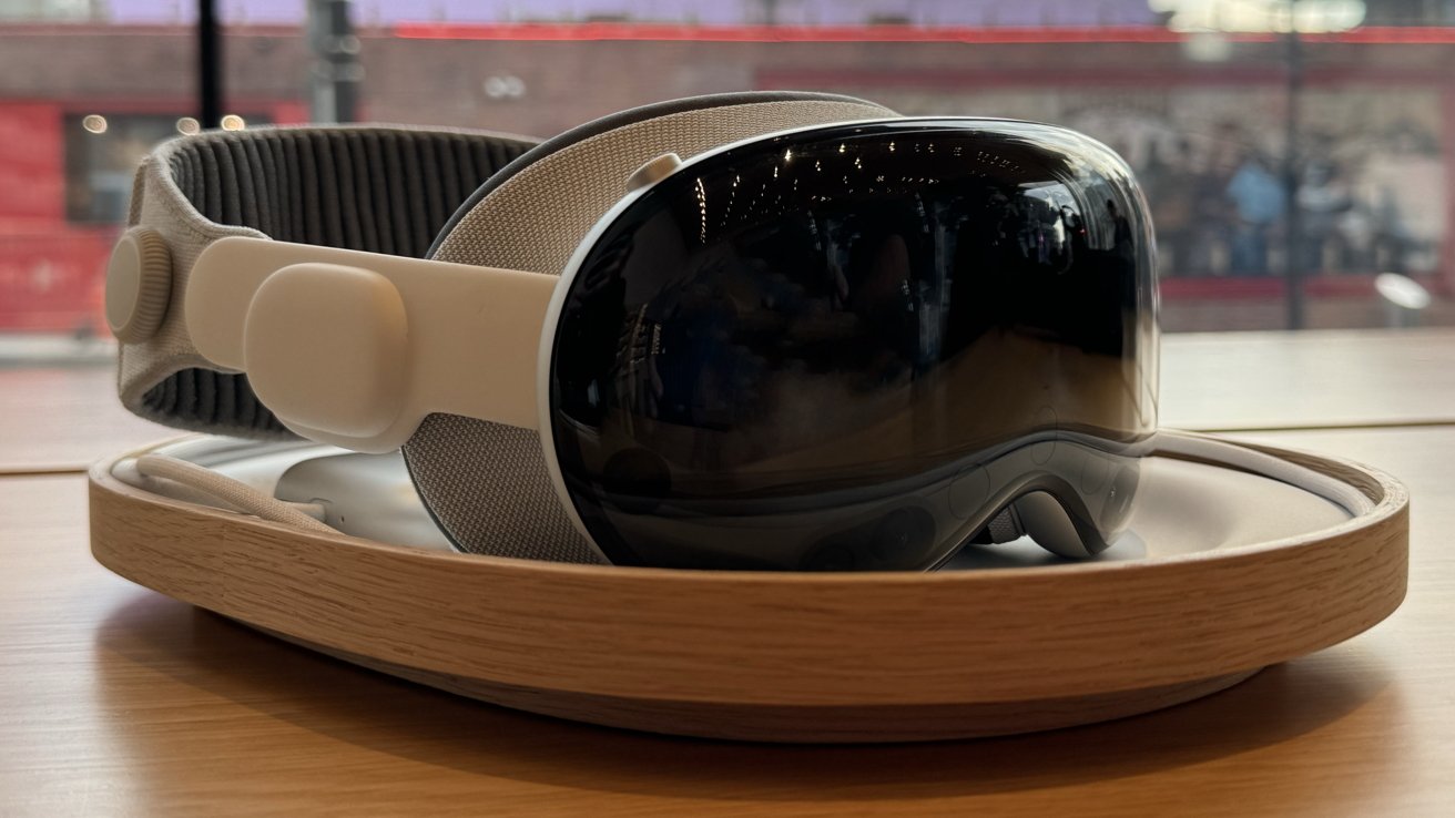 Apple Vision Pro лежит на деревянном подносе в Apple Store