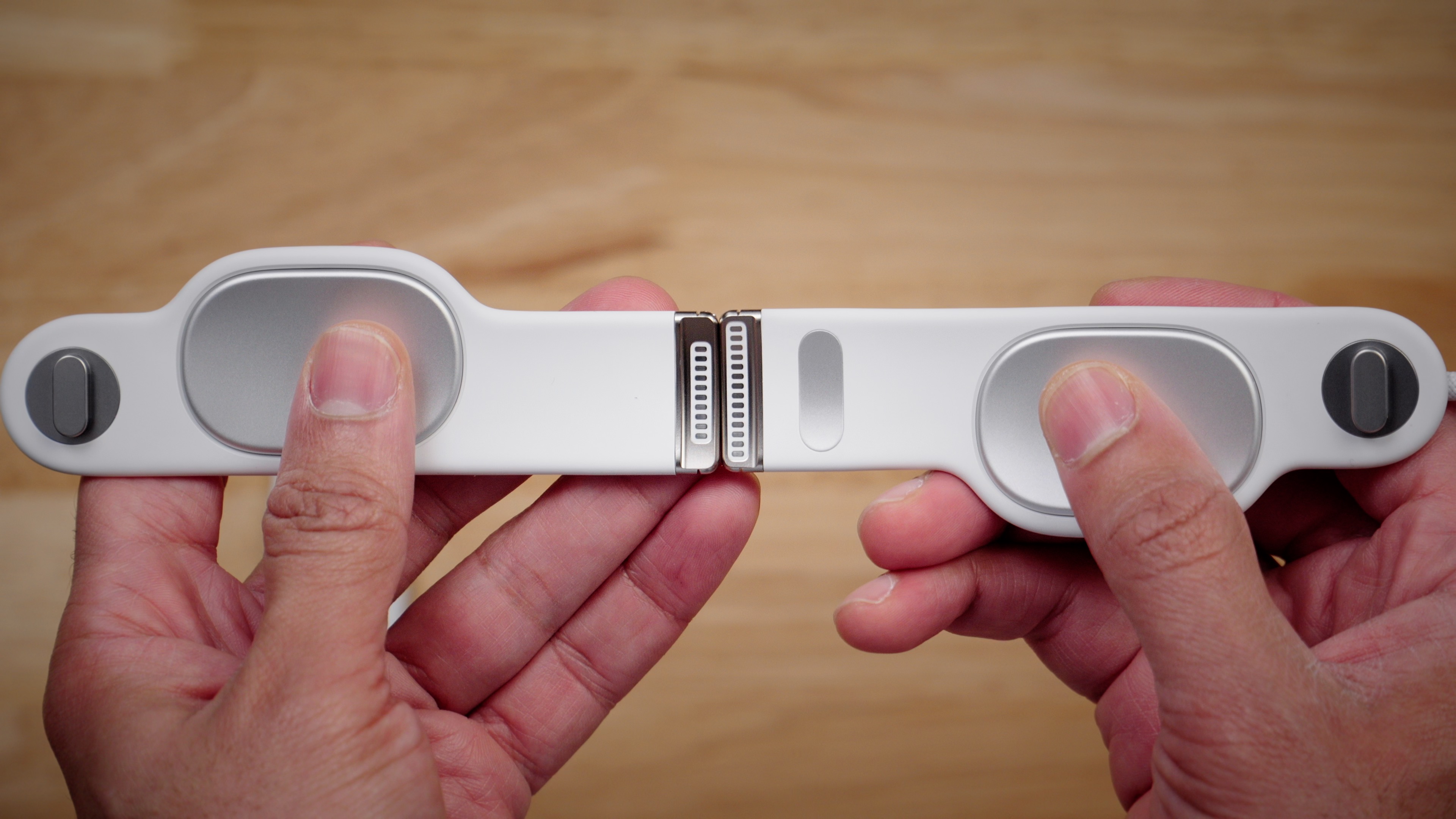 Ремень разработчика Apple Vision Pro по сравнению с аудиоремешком внутри штифтов
