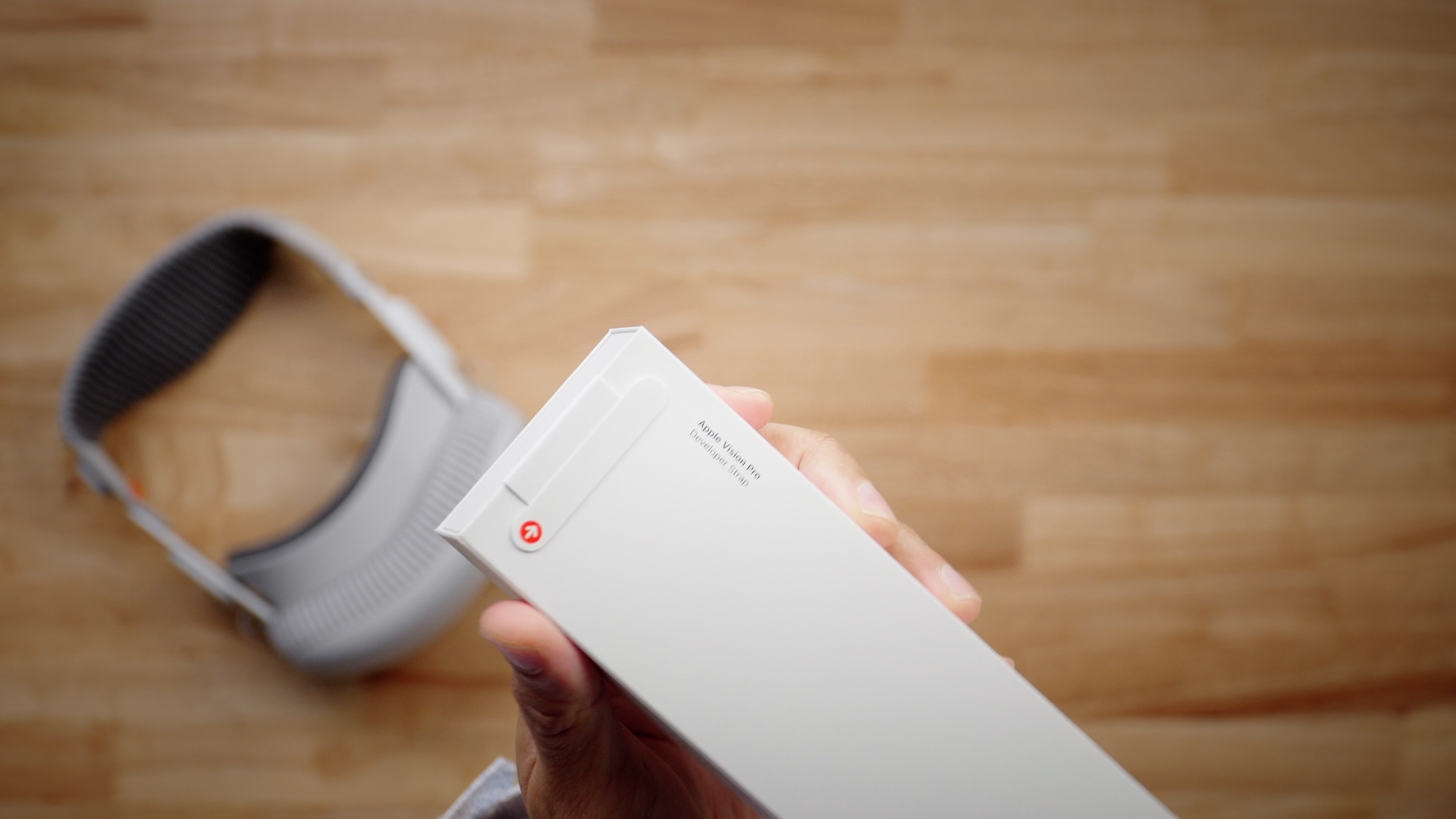 Язычок ремня разработчика Apple Vision Pro для коробки