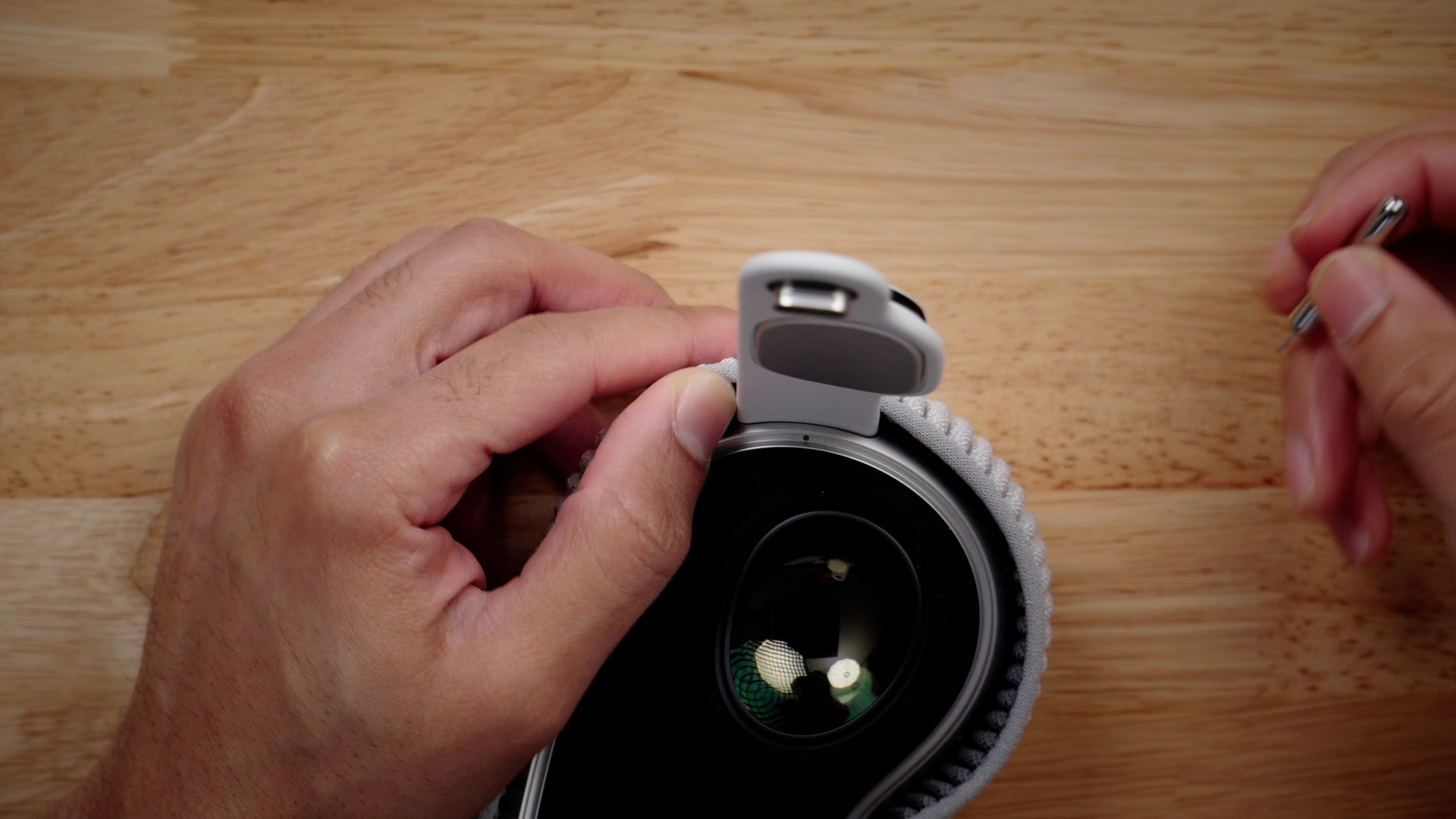 Apple Vision Pro, снятие аудиоремешка справа
