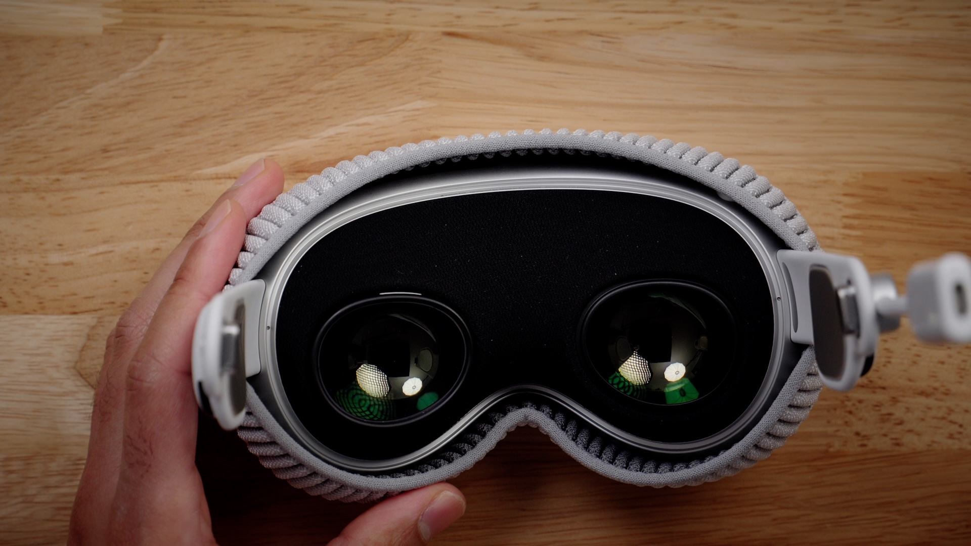 Apple Vision Pro с установленным ремешком разработчика