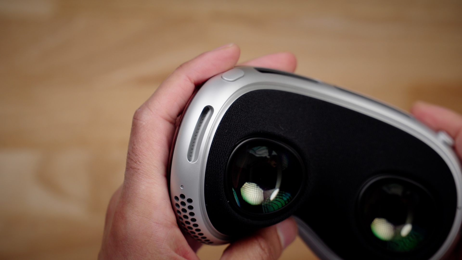 Левое гнездо Apple Vision Pro для аудиоремешка