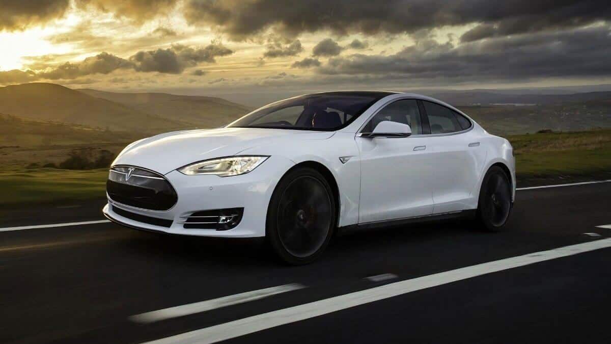 Tesla добавляет поддержку сверхширокополосной связи для iPhone Phone Key