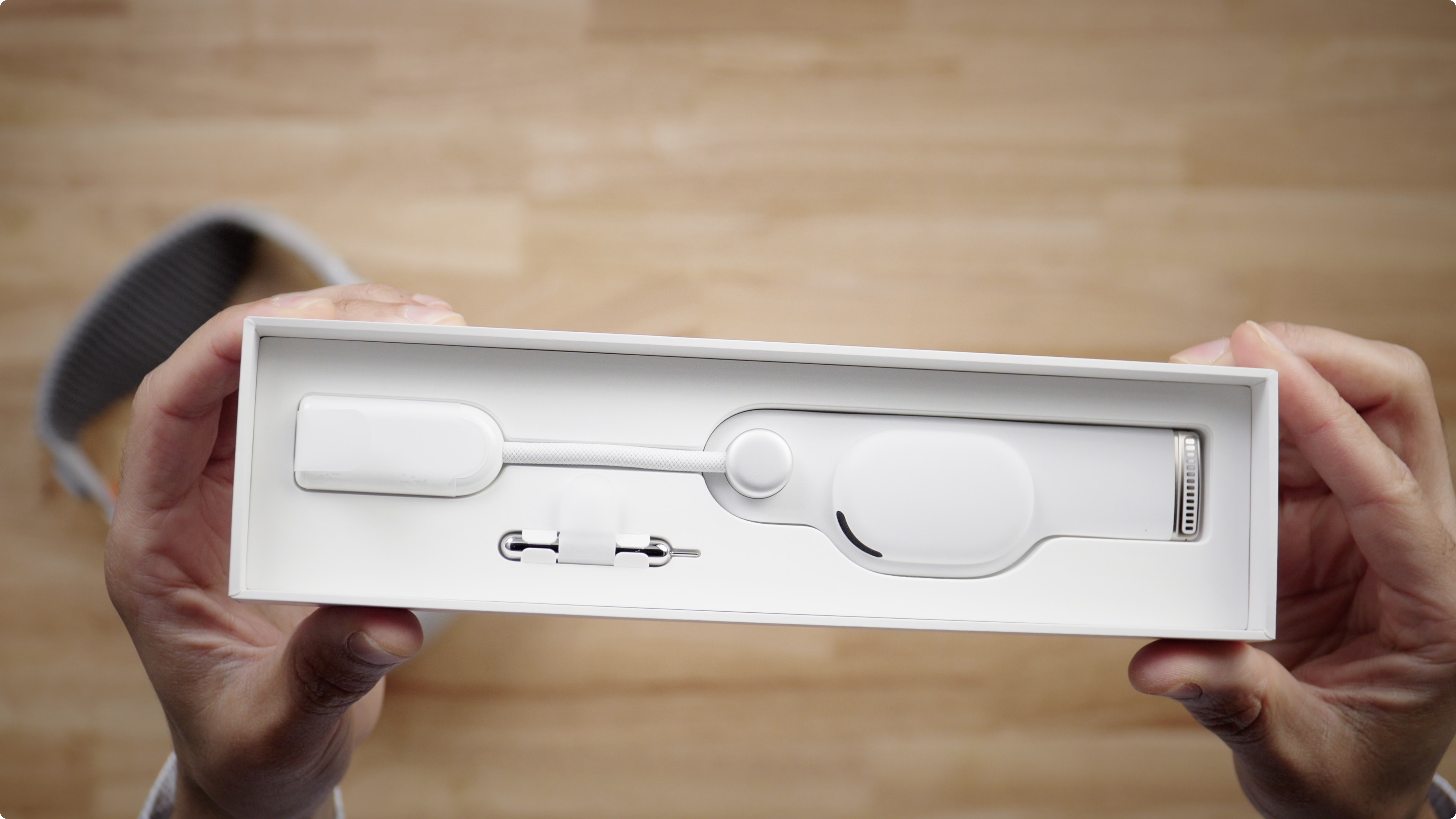 Распаковка ремня разработчика Apple Vision Pro