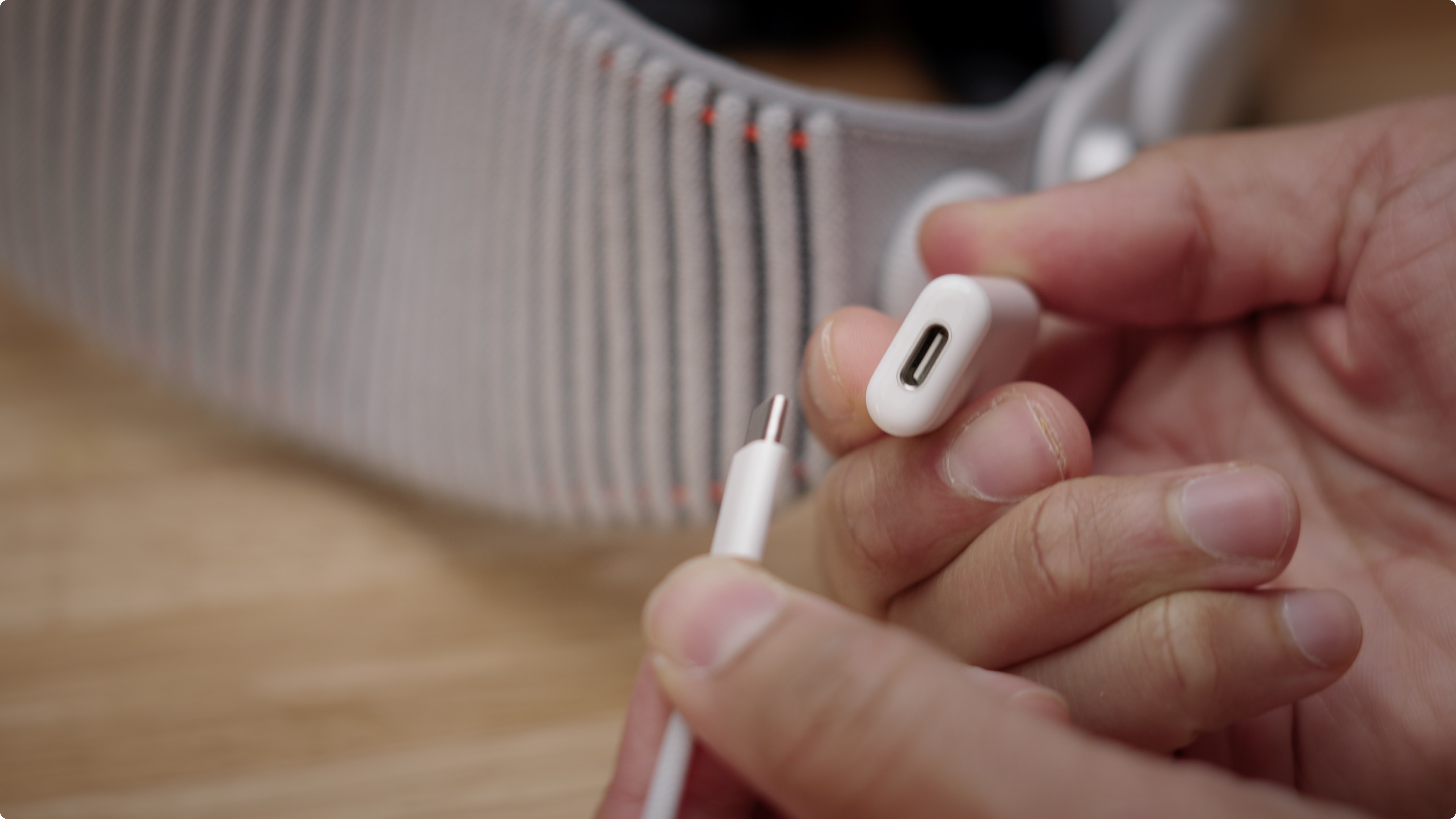 Подключение Apple Vision Pro к Mac через USB-C.