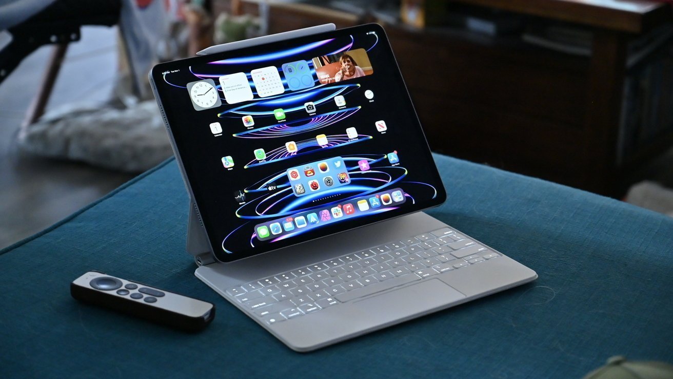 iPad Pro 12,9 дюйма 2022 года с клавиатурой Magic Keyboard