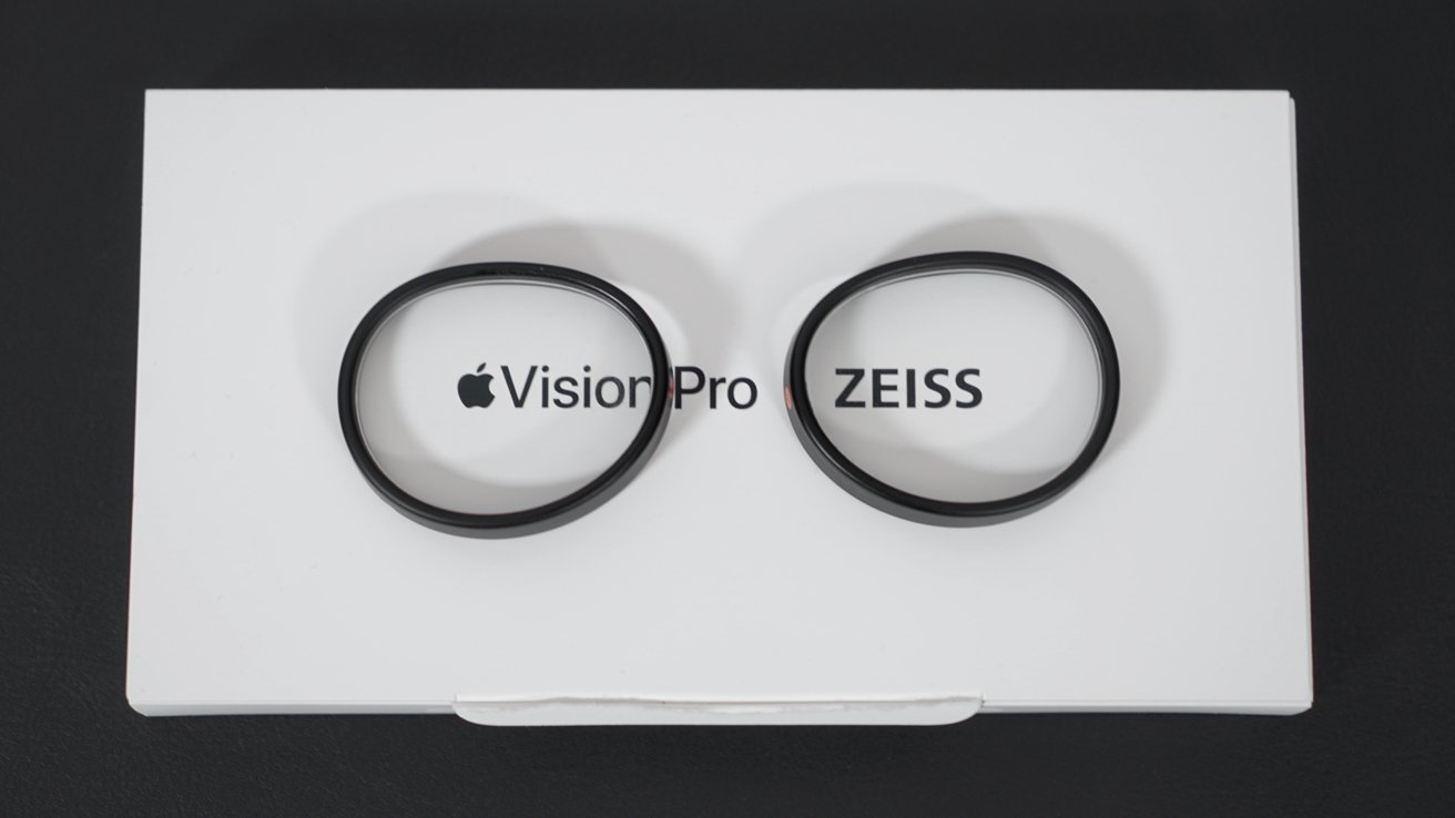 Оптические вставки сидят на упаковке. На коробке написано «Apple Vision Pro | ЦЕЙСС'