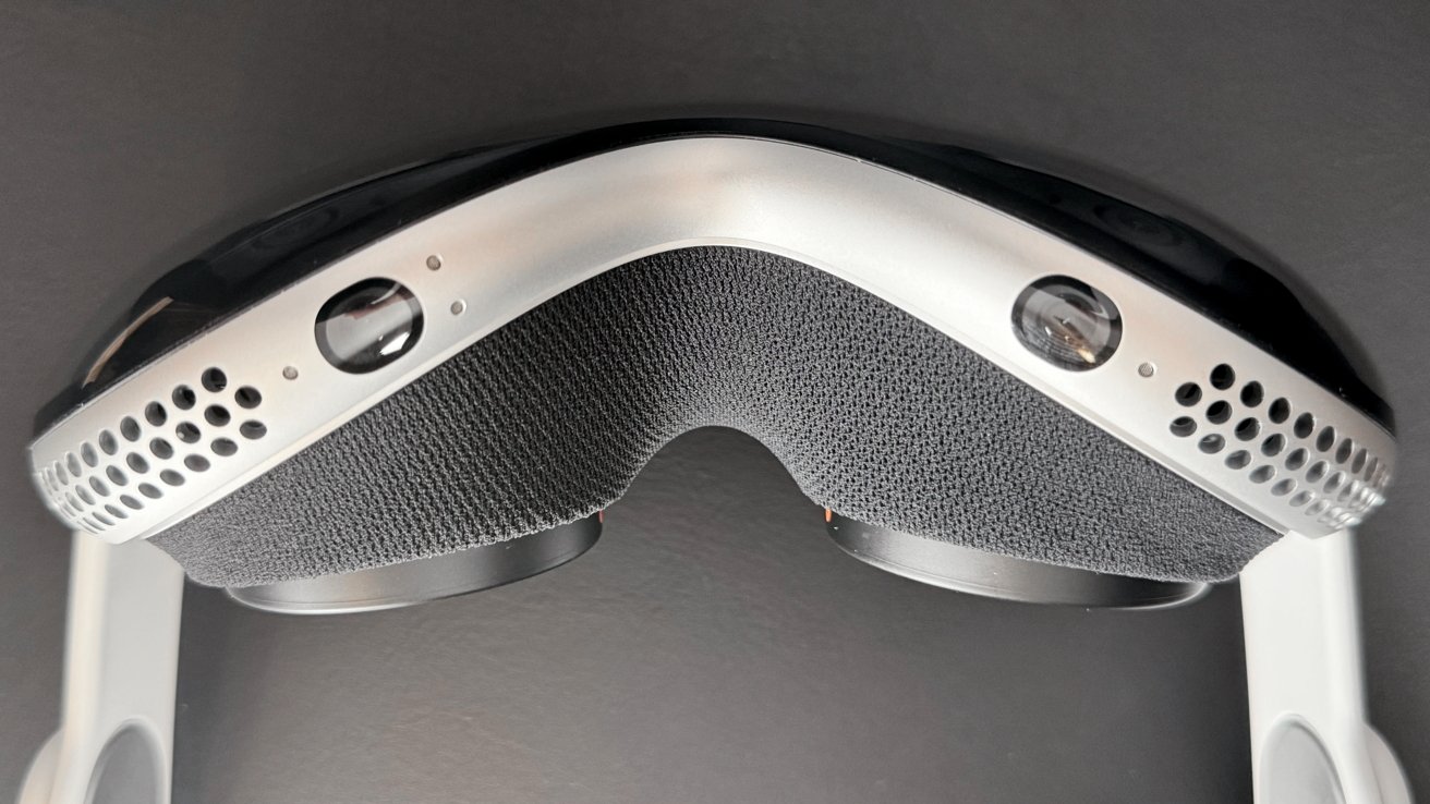 Перевернутый вид Apple Vision Pro. Датчики отслеживания рук видны благодаря вставкам для глаз, выступающим изнутри.