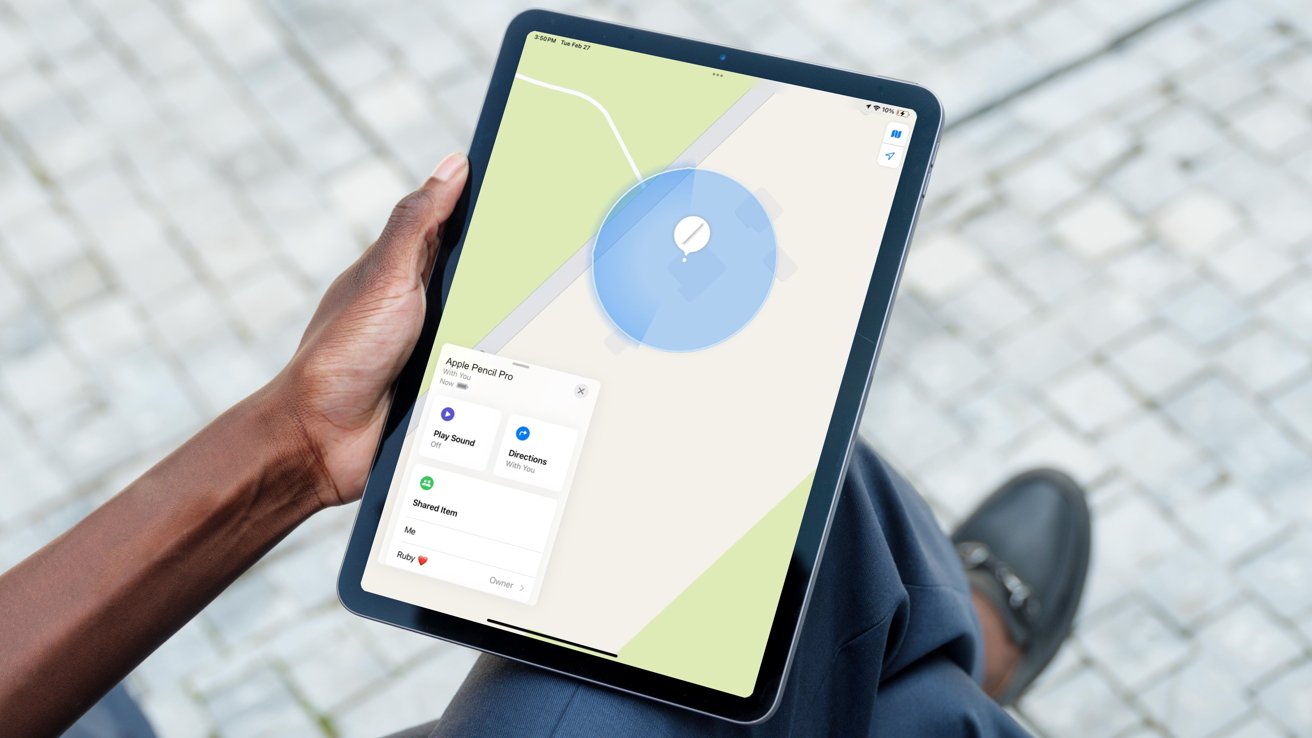 Человек, идущий с iPad в руке, ищет Apple Pencil в приложении «Локатор».