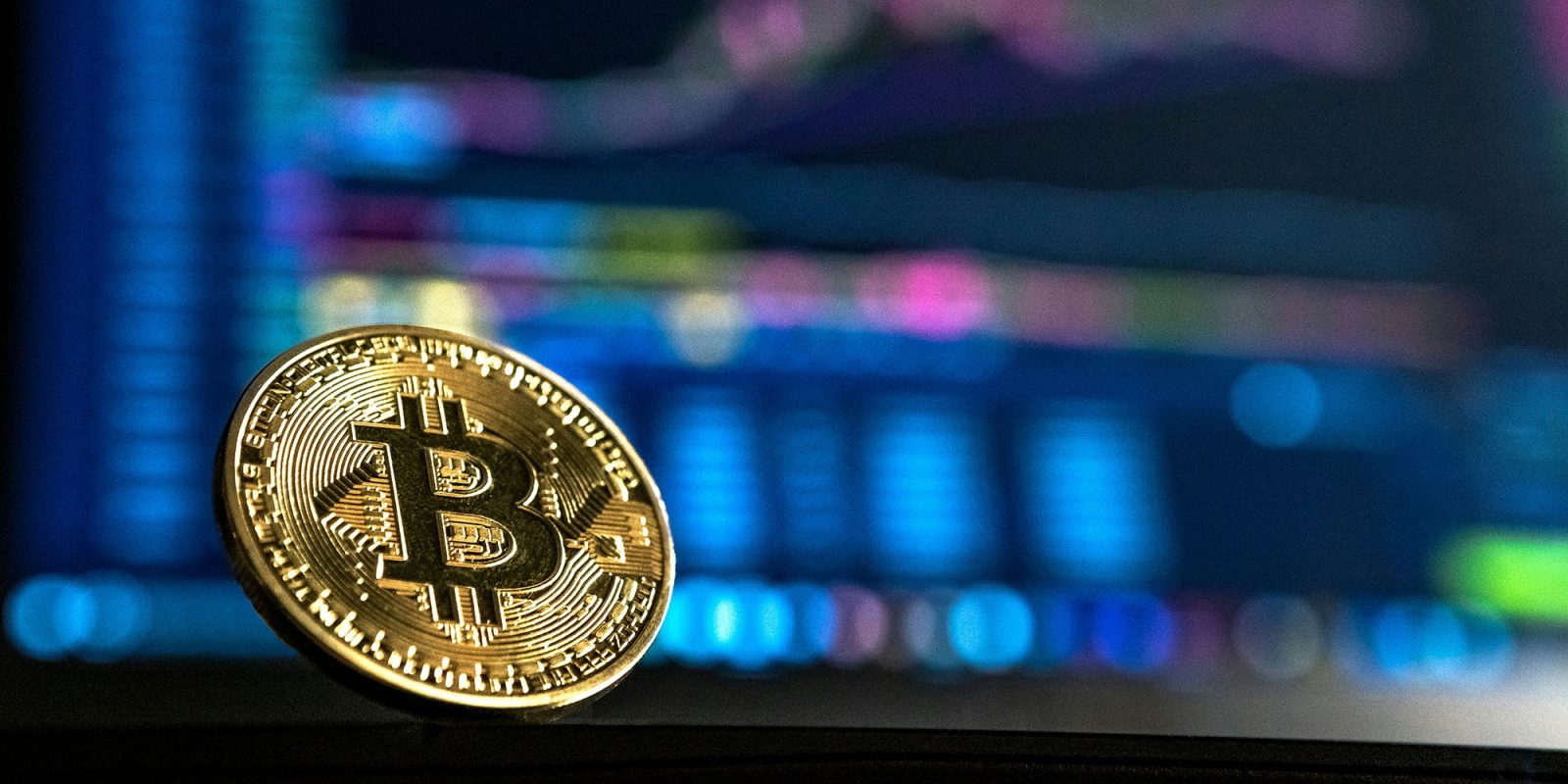 Клиенты FTX получат деньги обратно | Биткойн против экрана компьютера