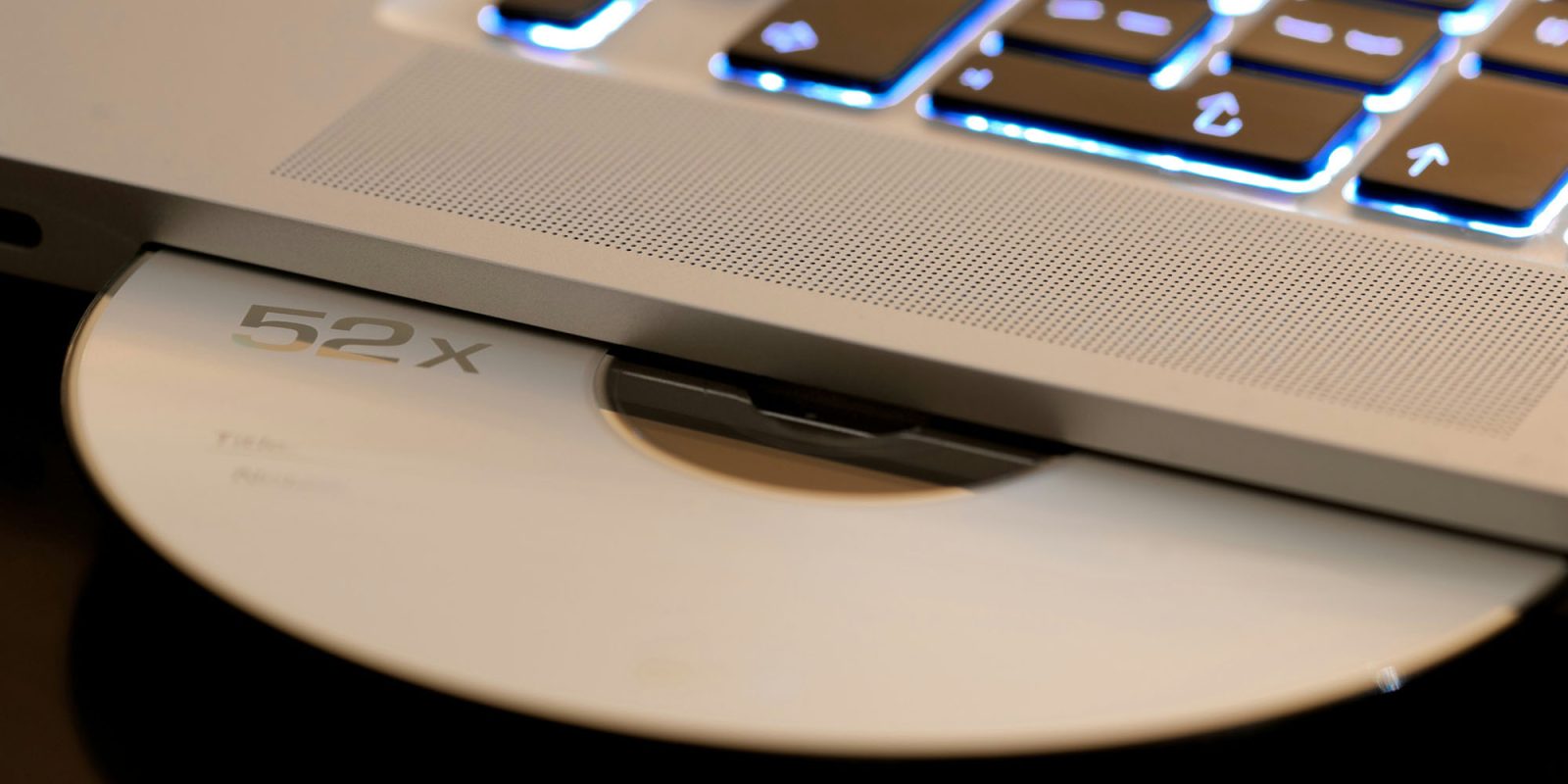 Оптический продукт Apple устарел | Крупный план слота оптического привода MacBook Pro