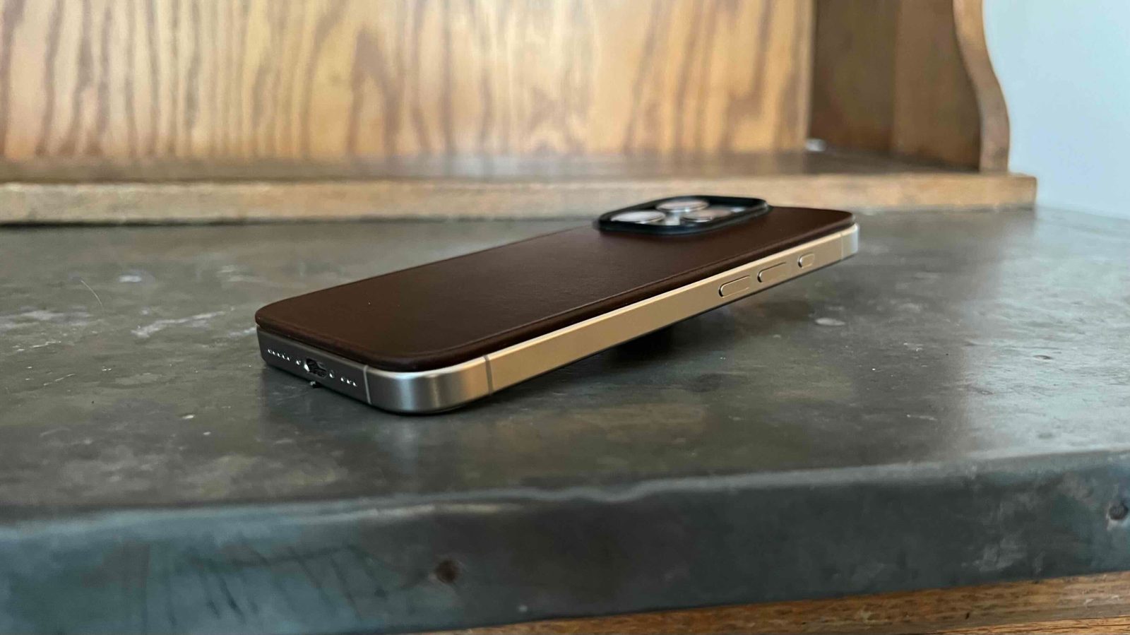 Кожаная задняя панель Nomad с магнитным креплением для iPhone 15 Pro