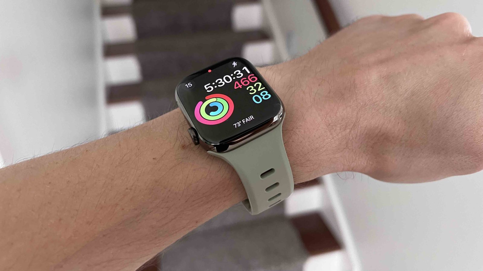 Просматривайте действия с помощью Apple Watch