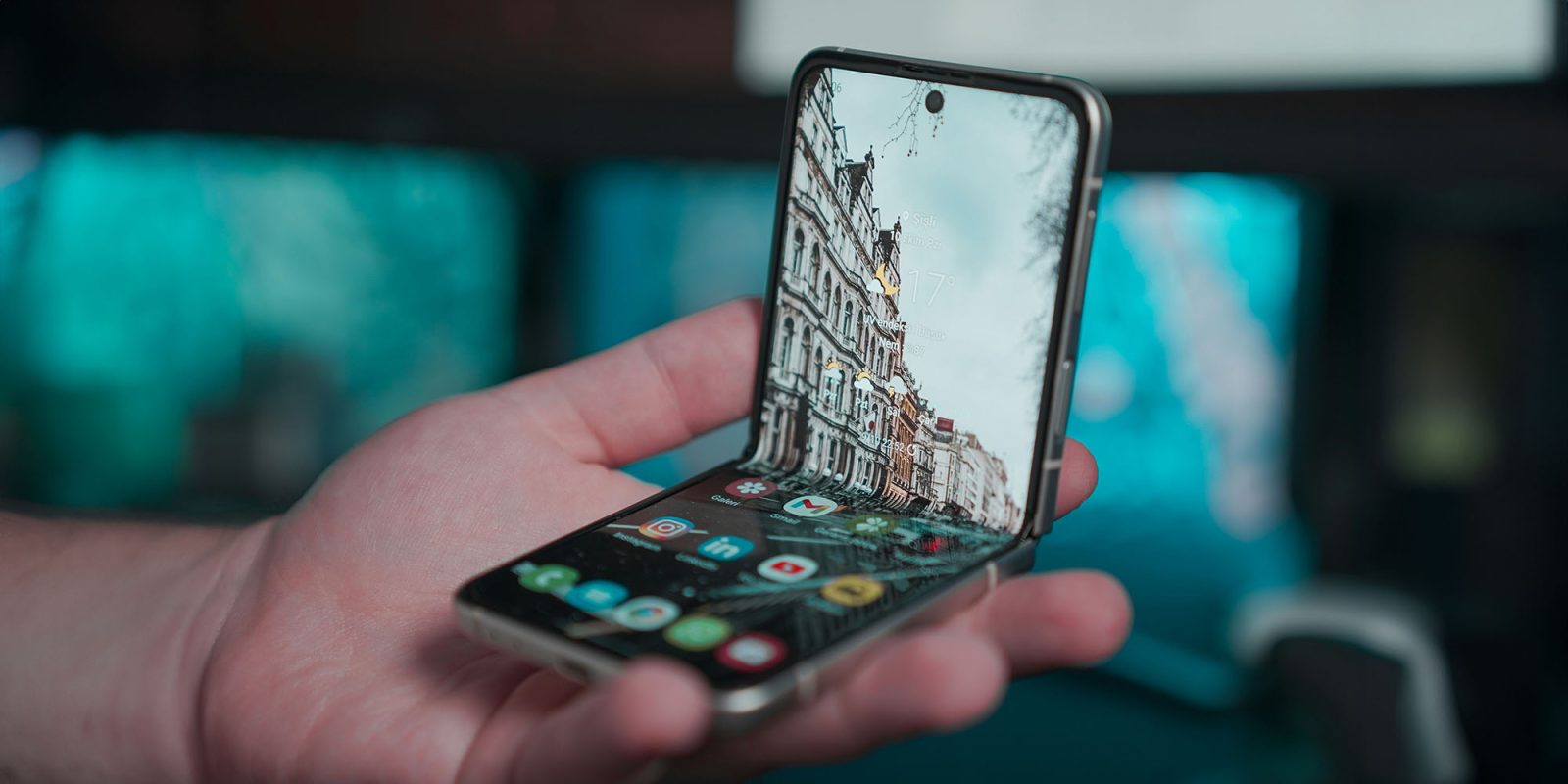 Прототипы складного экрана Apple не прошли испытания (показан складной телефон Samsung)