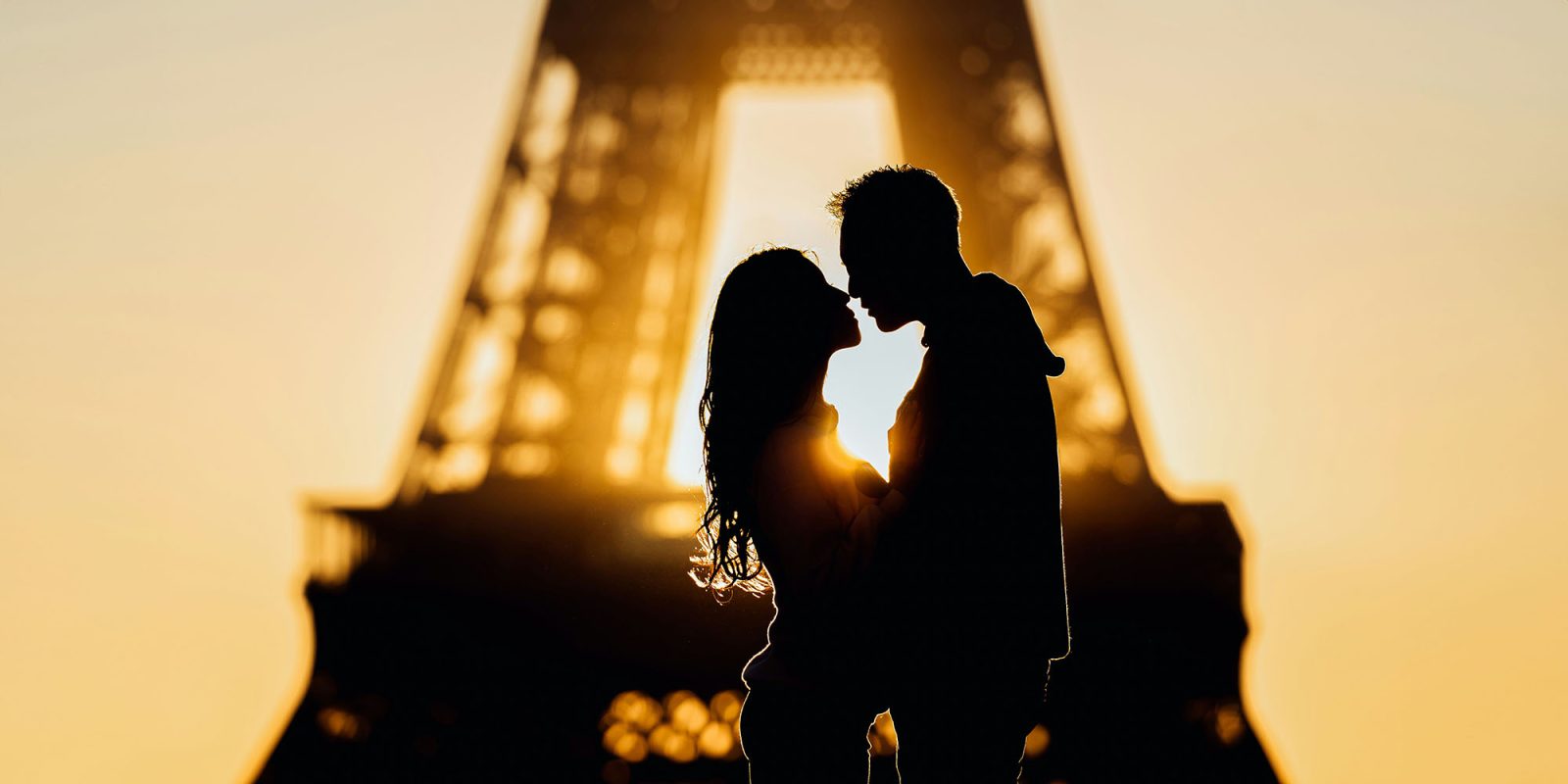Проверка Tinder скоро появится в США | Романтическое фото пары в Париже