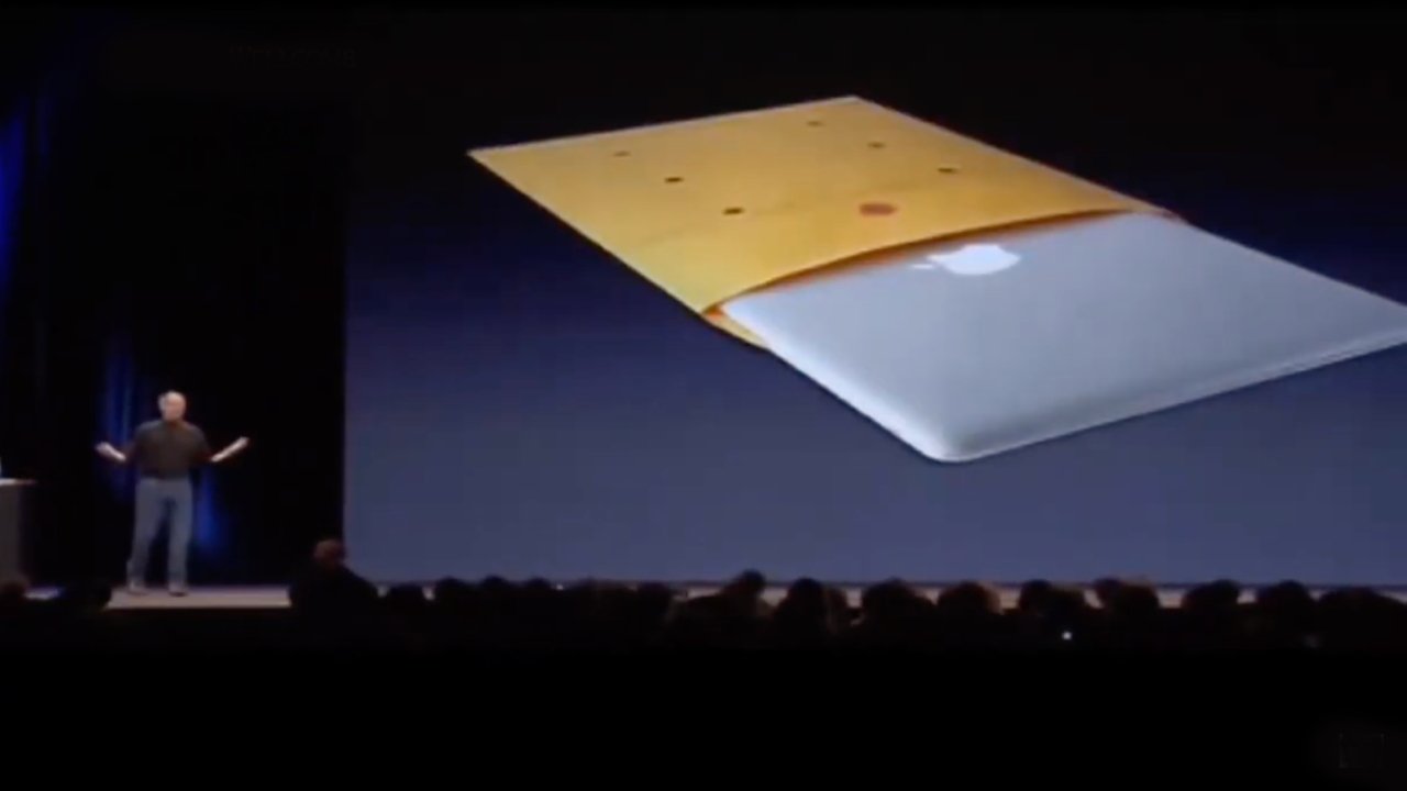 Стив Джобс на сцене в 2008 году показывает изображение MacBook Air в конверте.