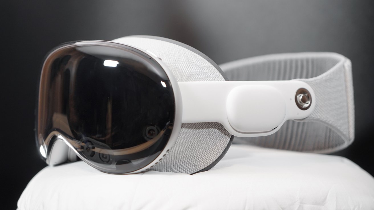 Apple Vision Pro на белой подушке
