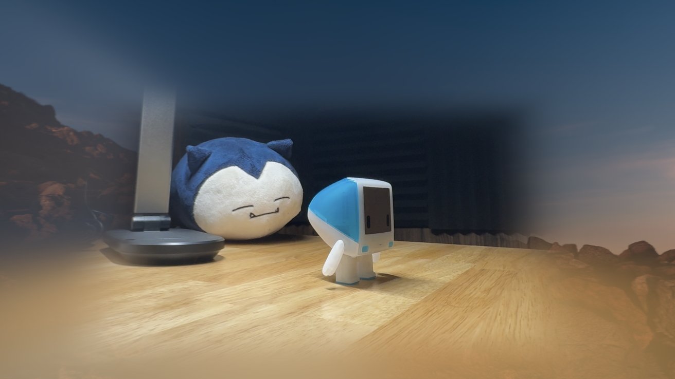 Синяя игрушка iMac Bondi на столе.