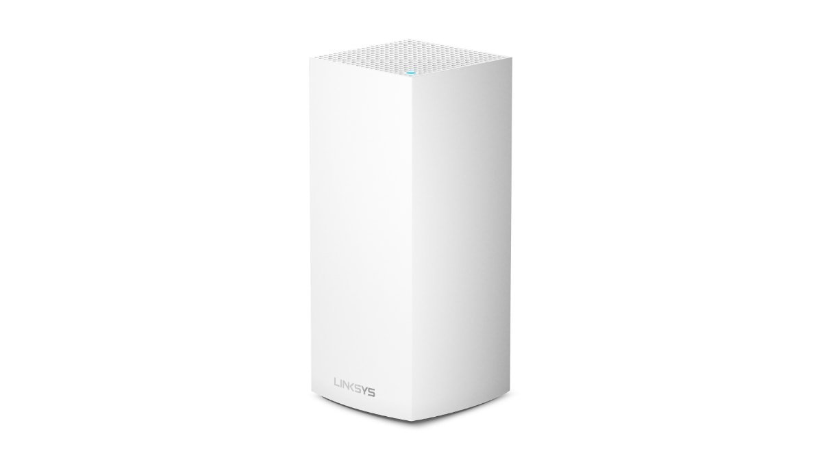 Белый прямоугольный Wi-Fi-маршрутизатор Linksys с пунктирной решеткой сверху на белом фоне.