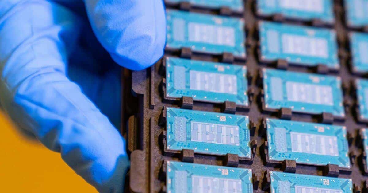 Стеклянные подложки могут стать следующим большим достижением в производстве чипов;  Яблоко смотрит