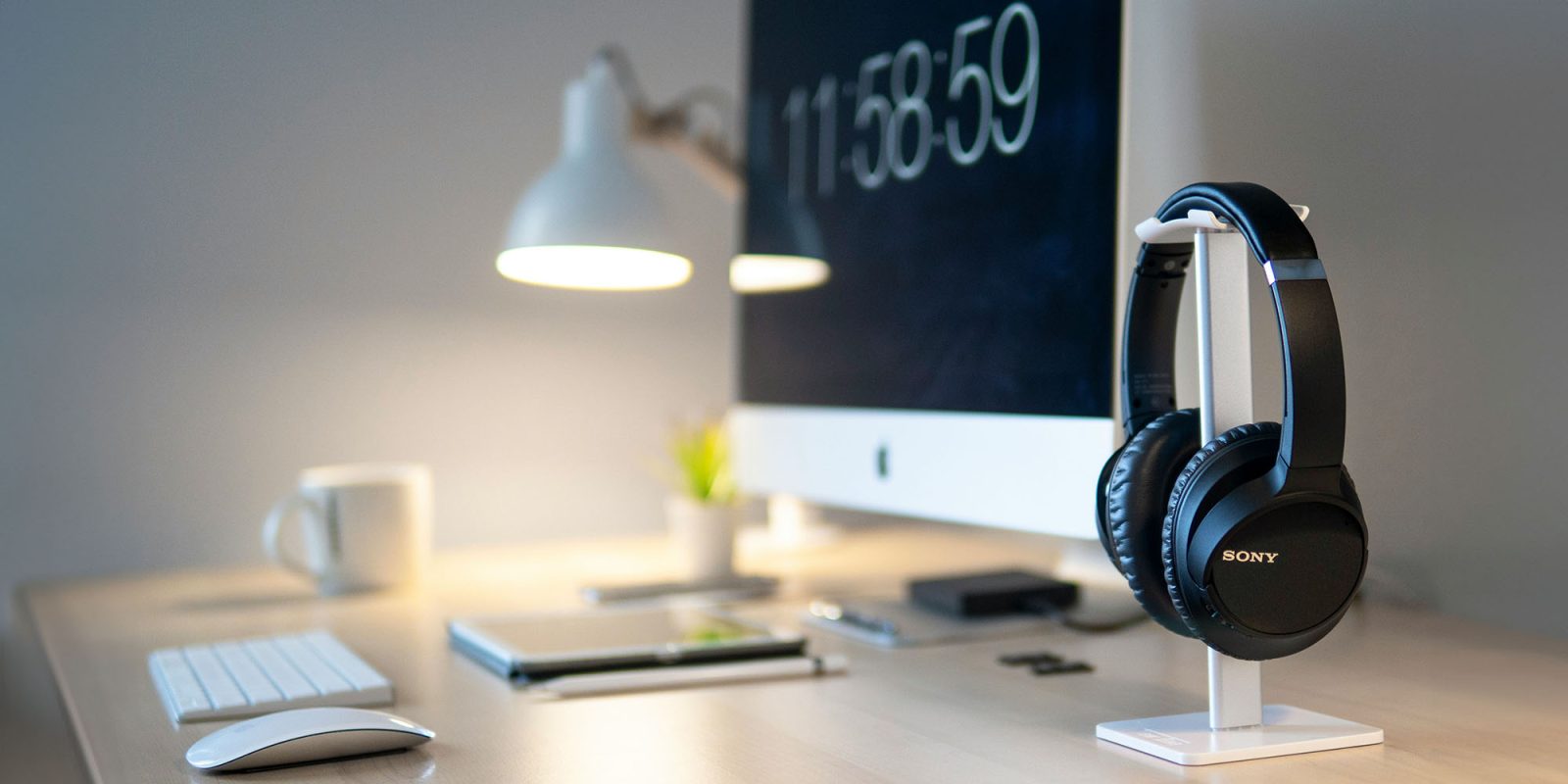 Комментарий Spotify к Apple |  Наушники рядом с iMac на столе