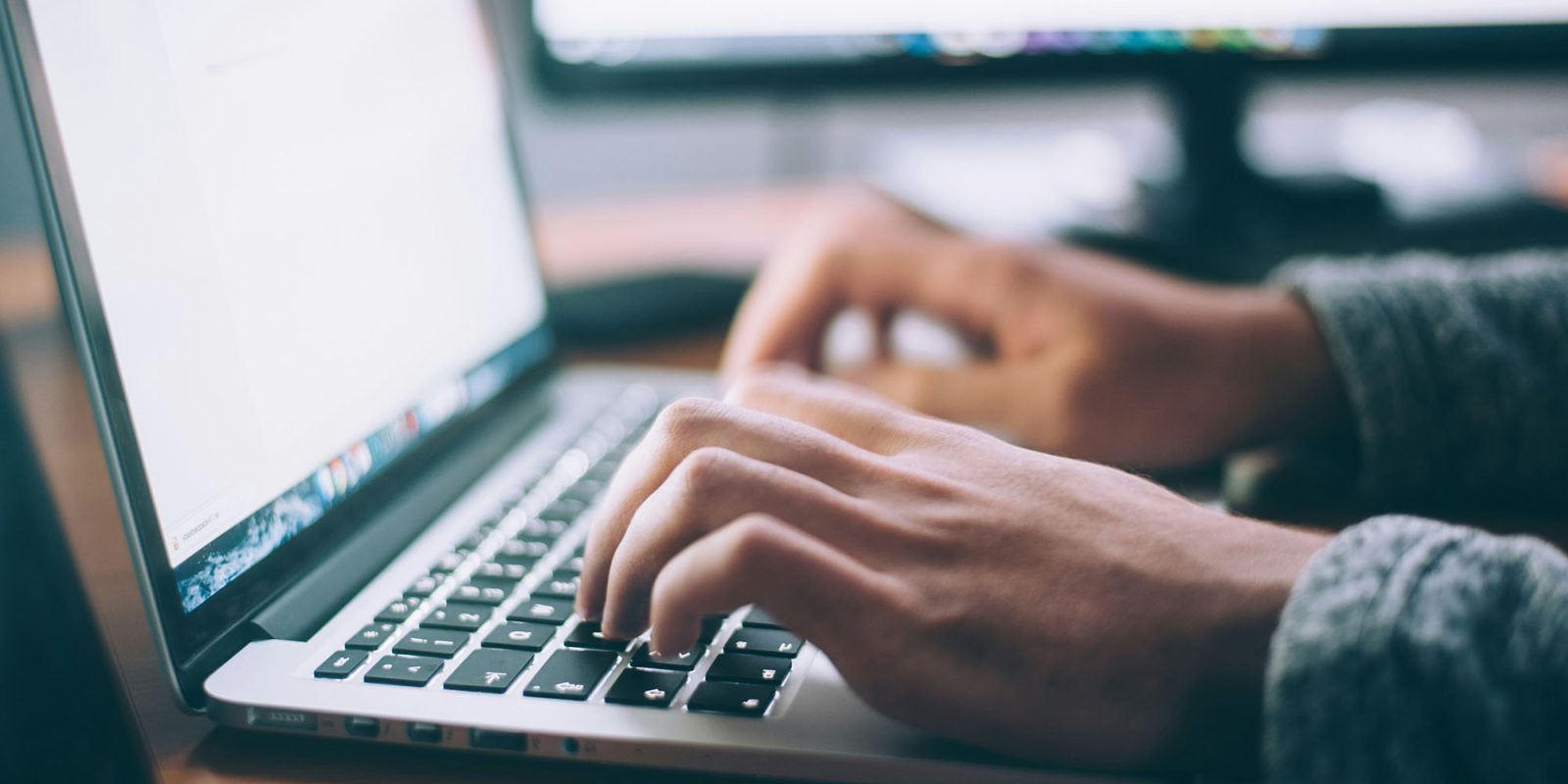 Соглашение об обмене данными Reddit с Cision |  Руки печатают на MacBook