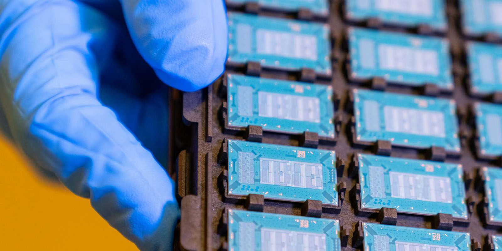 Стеклянные подложки Intel