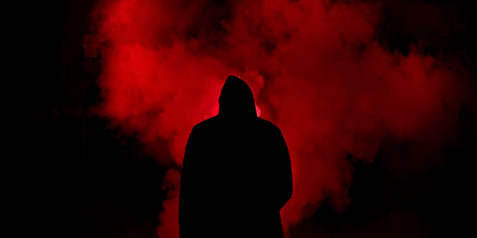 Закон не позволяет Apple угрожать Epic | Абстрактное изображение человека, вырисовывающегося на фоне красного дыма