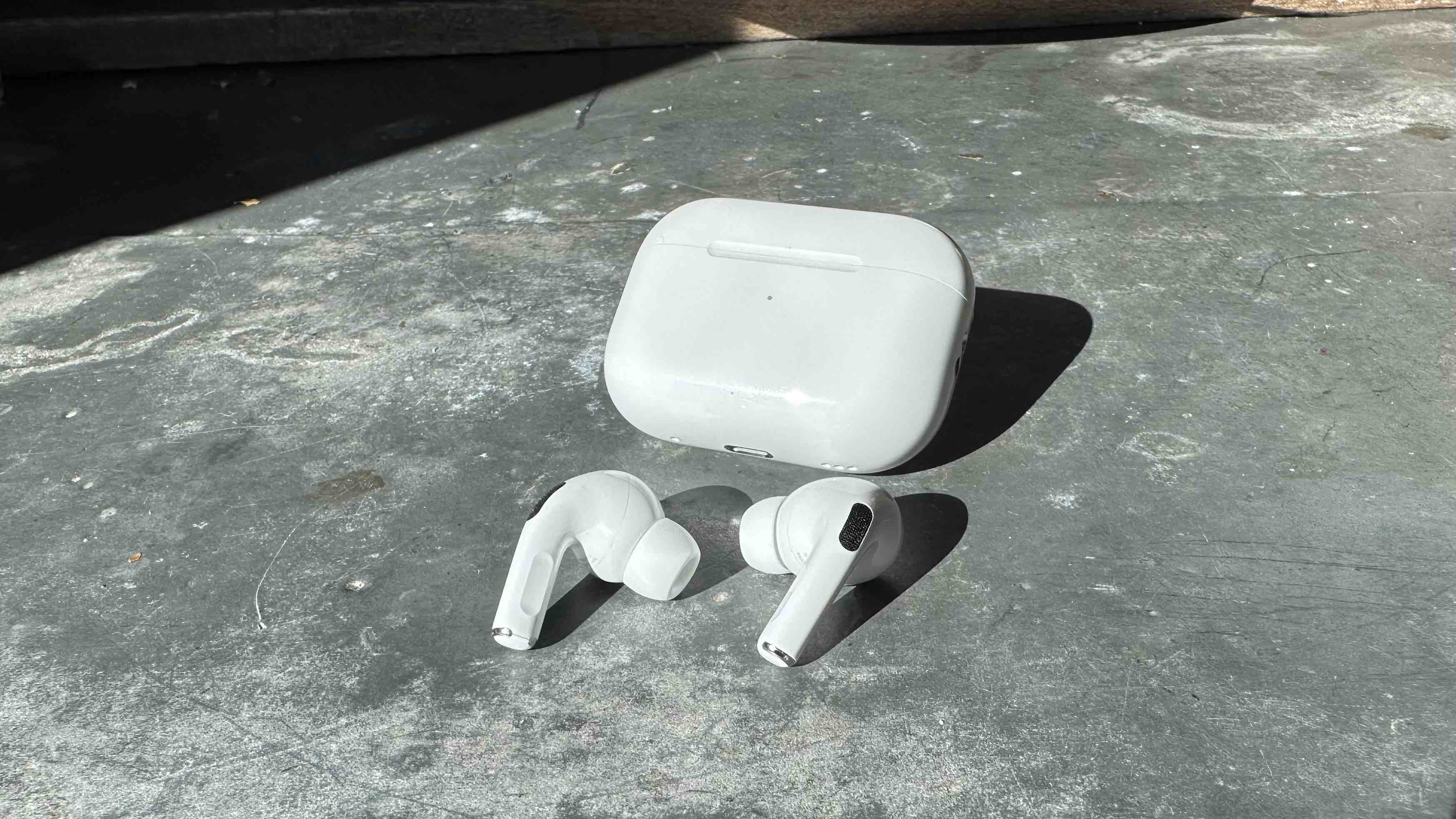 Очистите чехол для зарядки AirPods Pro