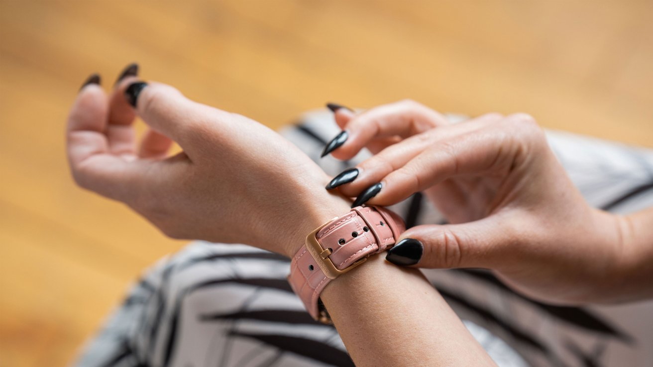 Рука демонстрирует ширину застежки кожаного ремешка Apple Watch Buck and Band.