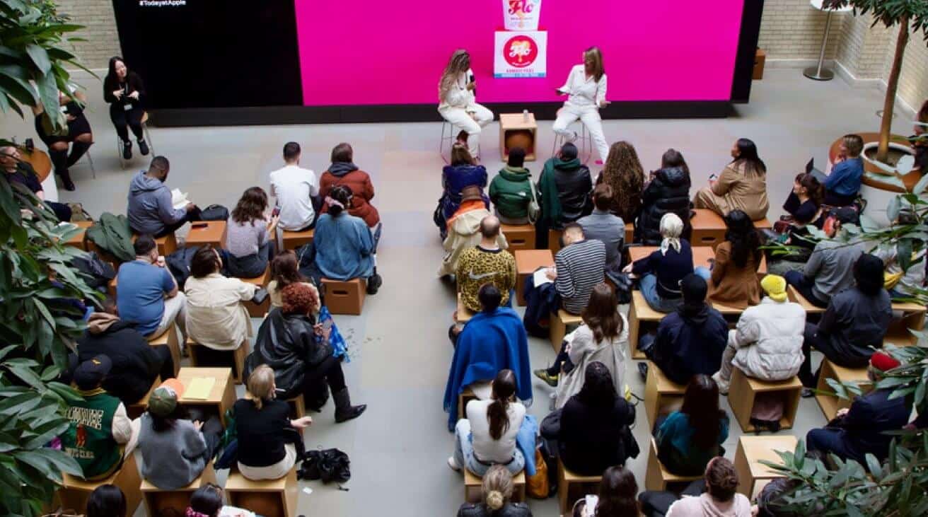 Владельцы малого бизнеса проходят специальный тренинг «Сегодня в Apple»