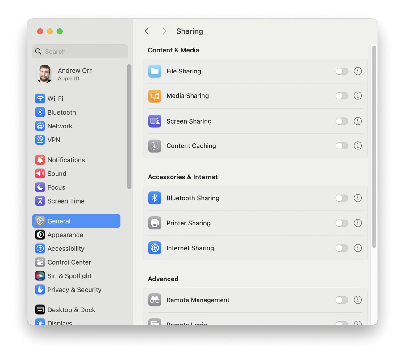 Меню настроек совместного доступа Mac с различными параметрами для файлов, мультимедиа, совместного использования экрана и многого другого.