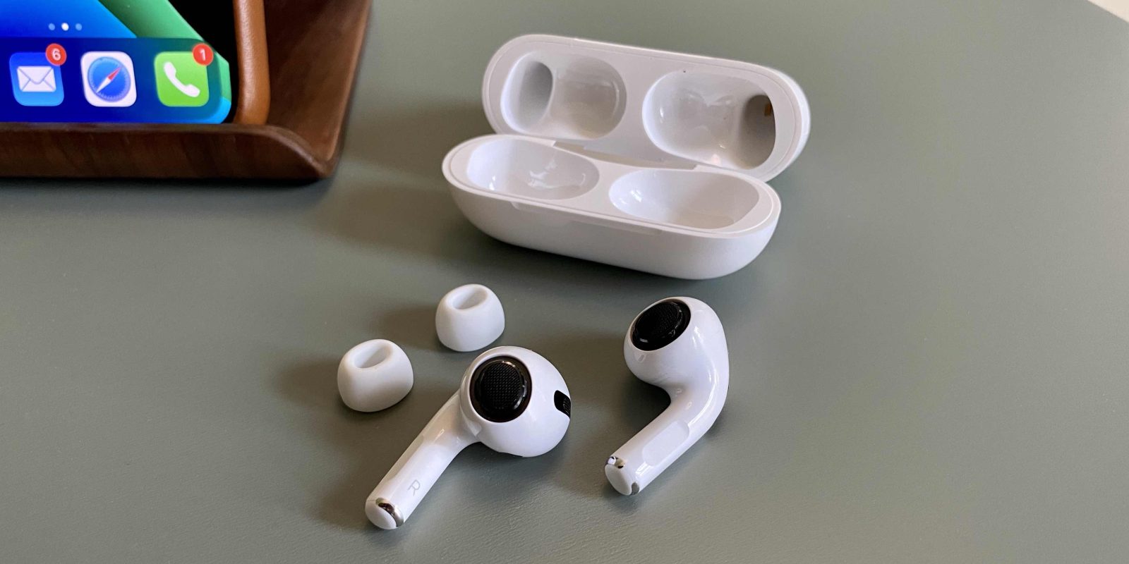 Очистите AirPods Pro