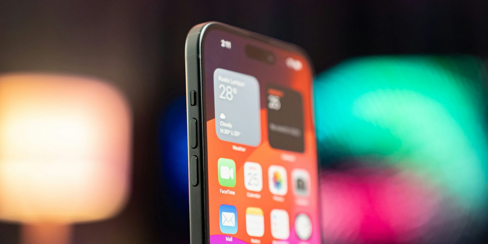 Выбор альтернативных веб-браузеров iPhone | Показан iPhone 15 Pro Max