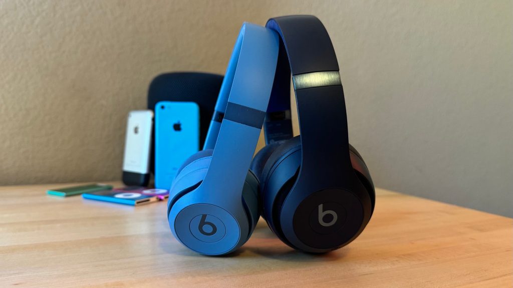 Beats Solo 4 (слева) и Beats Studio Pro (справа)