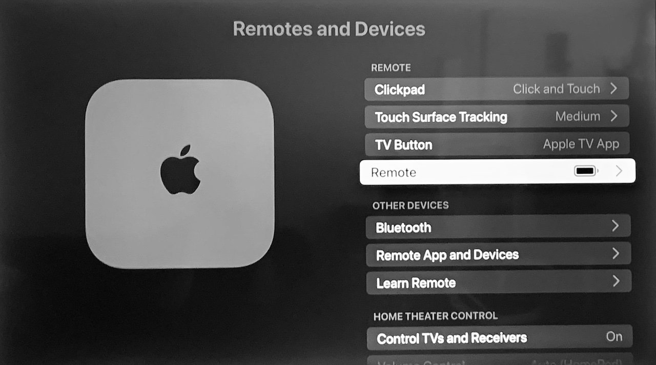 Экран настроек Apple TV, на котором отображаются параметры пультов и устройств с акцентом на меню настроек пульта дистанционного управления.